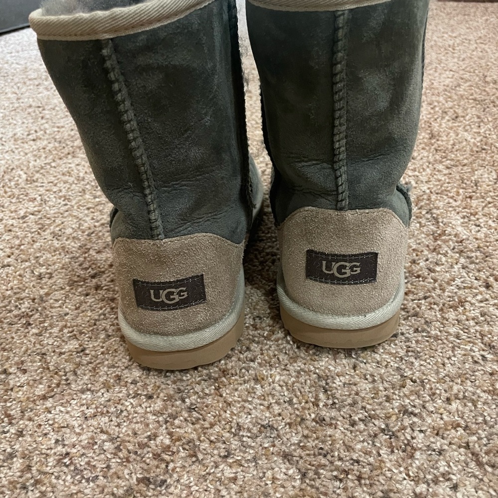 Classic Uggs youth size 5 women’s size 7  green sold